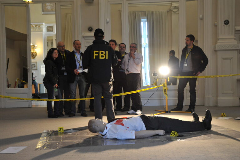 enqueteur-en-veste-fbi-devant-la-scene-de-crime-reconstituee-par-10torsions-lors-d-un-seminaire-d-entreprise