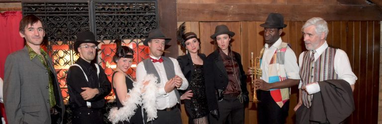 groupe-de-participants-costumes-annees-folles-reunis-lors-d-une-soiree-cotton-club-animee-par-10torsions