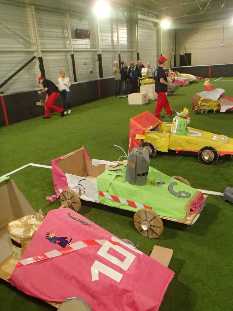 construction-d-une-formule-1-en-carton-lors-d-un-team-building-anime-par-10torsions-a-besancon