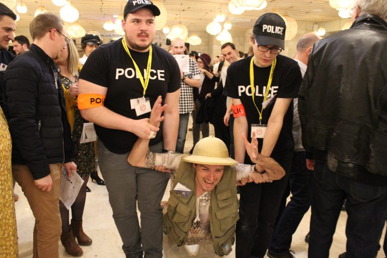 100-suspect-10torsions-evenements-insolites-ice-breaker-enquete-interactive-et-strategie-dequipe