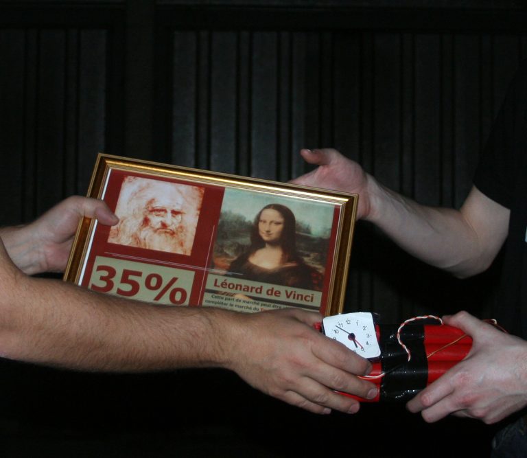 echange-d-un-faux-tableau-parmi-les-accessoires-du-serious-game-mafia-business-de-10torsions