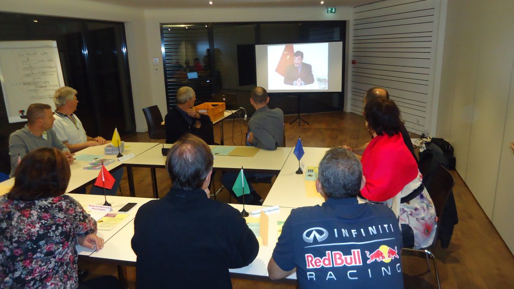 Participants d’un serious game Coup d’État 10Torsions en pleine négociation