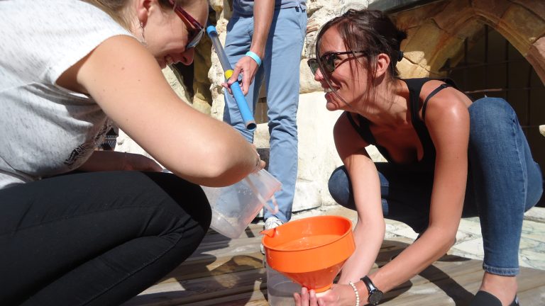 deux-participantes-concentrees-sur-une-epreuve-d-adresse-en-exterieur-lors-d-un-team-building-10torsions