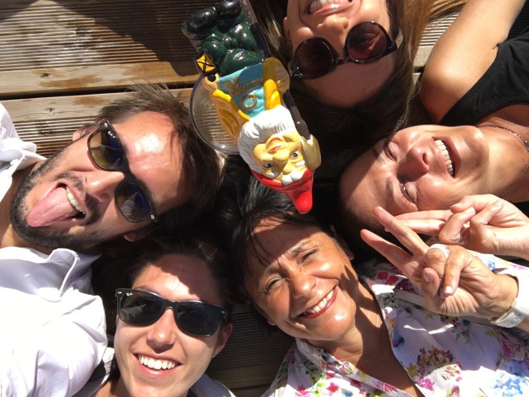 selfie-de-groupe-de-participants-costumes-et-hilares-lors-d-un-team-building-anime-par-10torsions