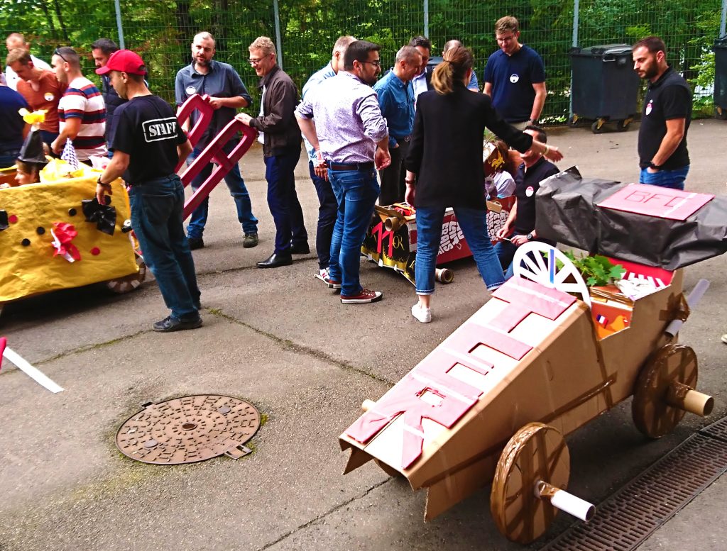 team-building Formule 1 en carton en extérieur