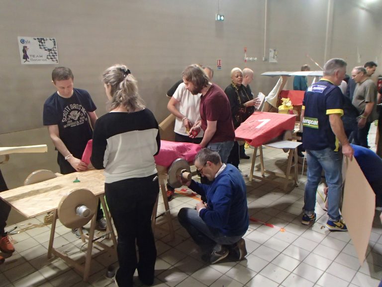 formule-1-en-carton-10torsions-evenements-insolites-defi-creatif-et-collaboratif-de-construction-de-bolides-en-equipe
