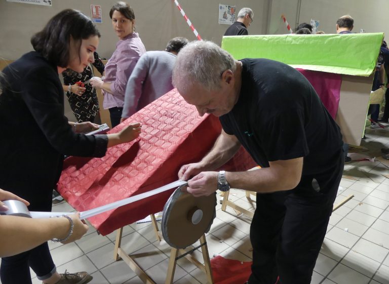 formule-1-en-carton-10torsions-evenements-insolites-course-finale-de-bolides-fabriques-en-equipe-dans-une-ambiance-festive
