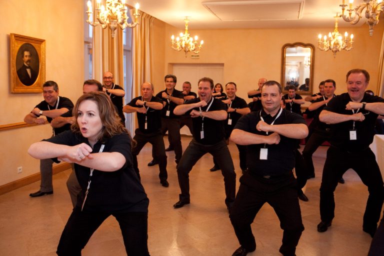 haka-10torsions-evenements-insolites-atelier-energisant-et-federateur-autour-du-rituel-haka-en-equipe