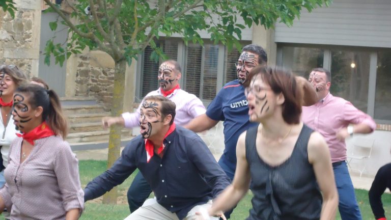 haka-10torsions-evenements-insolites-rituel-collectif-de-cohesion-et-depassement-de-soi-en-equipe