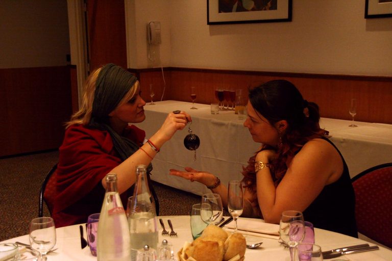 participants-enqueteurs-dans-une-murder-party-immersive-en-exterieur-animee-par-10torsions-evenements-insolites