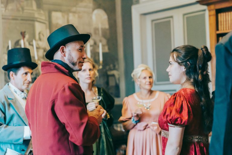 participants-enqueteurs-engages-dans-une-murder-party-immersive-animee-par-10torsions-evenements-insolites