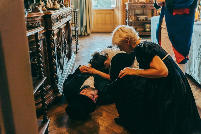 participants-immerges-dans-une-enquete-murder-party-immersive-en-exterieur-avec-10torsions-evenements-insolites