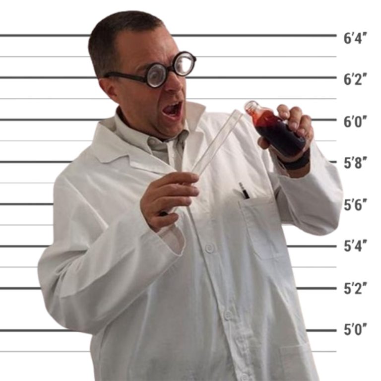 Membre de l'équipe 10Torsions en savant fou, blouse blanche et grosses lunettes, verse un liquide rouge dans un tube