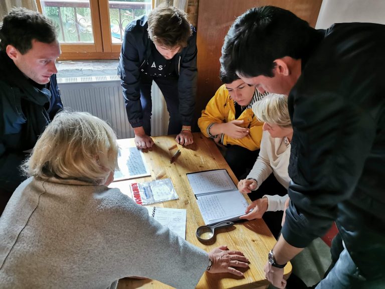 participants-enqueteurs-analyzant-une-scene-de-crime-dans-un-jeu-immersif-exterieur-anime-par-10torsions-evenements-insolites