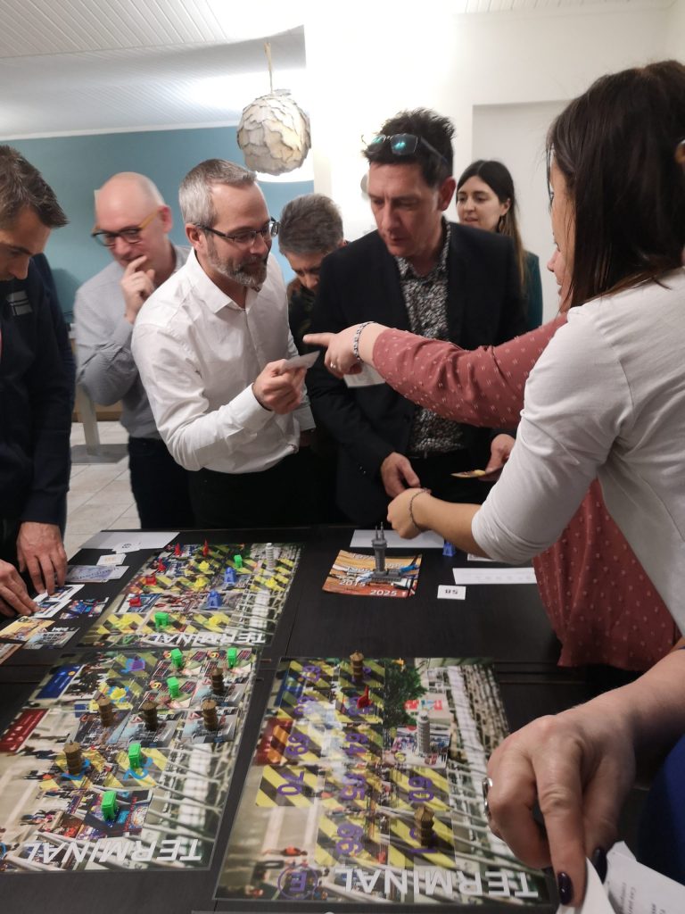 participants-du-serious-game-dealmakers-une-animation-originale-en-entreprise-par-10torsions