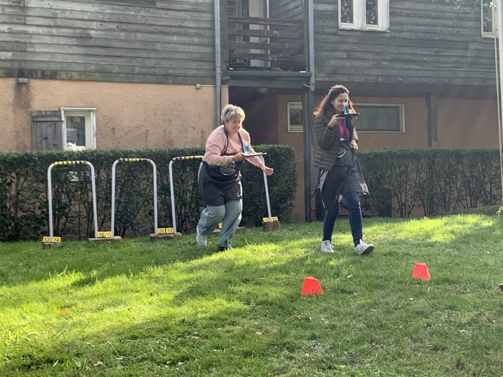 Olympiade-Jeux-Olympique-10Torsions-Evenements-insolites-2-scaled.jpeg" alt="participants-engages-dans-une-olympiade-jeux-olympique-en-equipe-activite-cooperative-et-ludique-proposee-par-10torsions-evenements-insolites