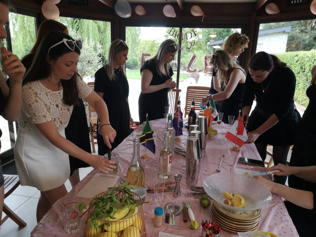 Atelier cocktails animé par 10Torsions à Metz : des participantes secouent leur shaker autour de la table de bar.