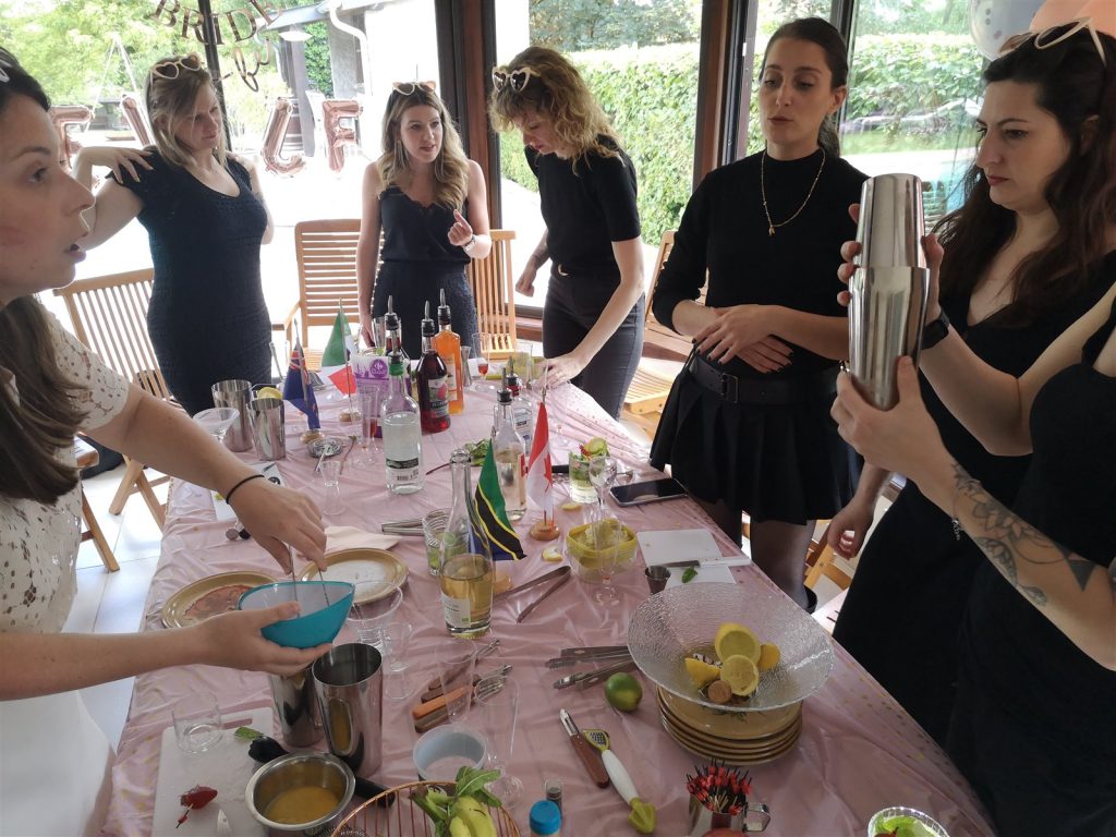 Atelier cocktails animé par 10Torsions à Metz : une équipe compose ses cocktails, drapeaux et fruits sur la table.