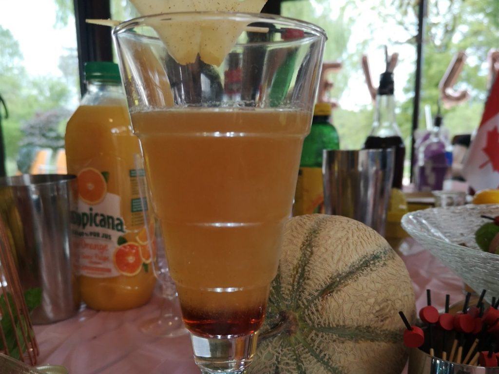 Atelier cocktails animé par 10Torsions à Metz : un cocktail terminé, décoré de melon et de fruits frais.