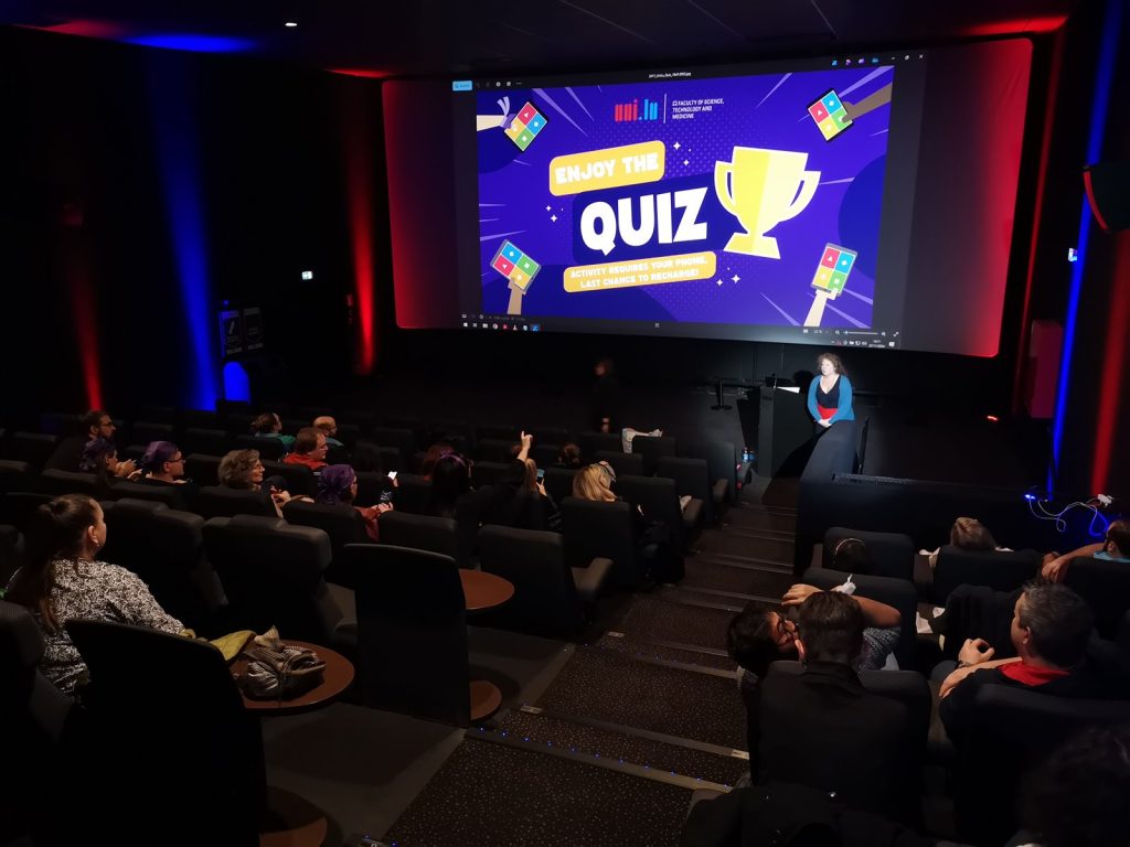 Quiz cinéma animé par 10Torsions au Luxembourg : la salle de cinéma comble face au grand écran.