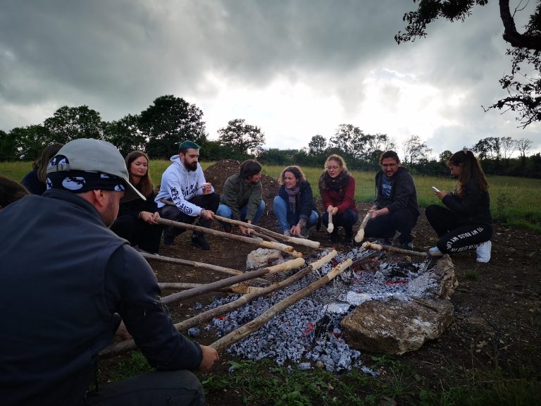 repas-convivial-autour-du-maitre-du-feu-lors-d-un-team-building-immersif-organise-par-10torsions