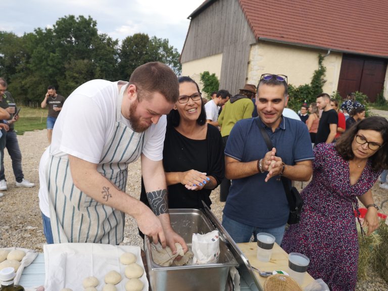 scene-de-crime-et-repas-trappeur-en-immersion-dans-un-team-building-10torsions-en-pleine-nature