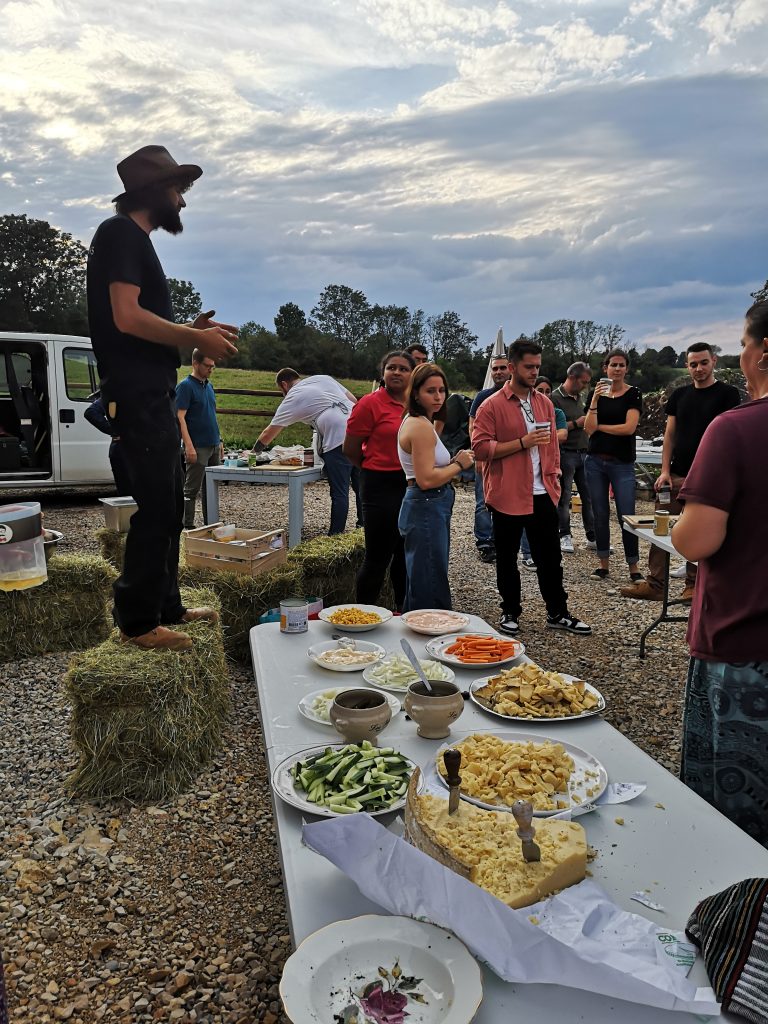 participants-au-repas-trappeur-team-building-decuisine-collaborative-et-convivale-organise-par-10torsions