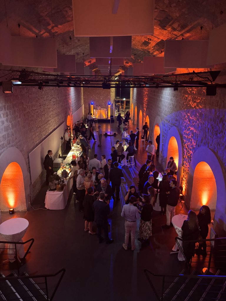 cocktail-d-entreprise-sous-les-voutes-eclairees-lors-d-un-evenement-anime-par-10torsions-a-avignon