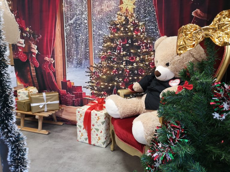 decor-de-noel-avec-sapin-cadeaux-et-ours-en-peluche-installe-par-10torsions-pour-une-soiree-d-entreprise