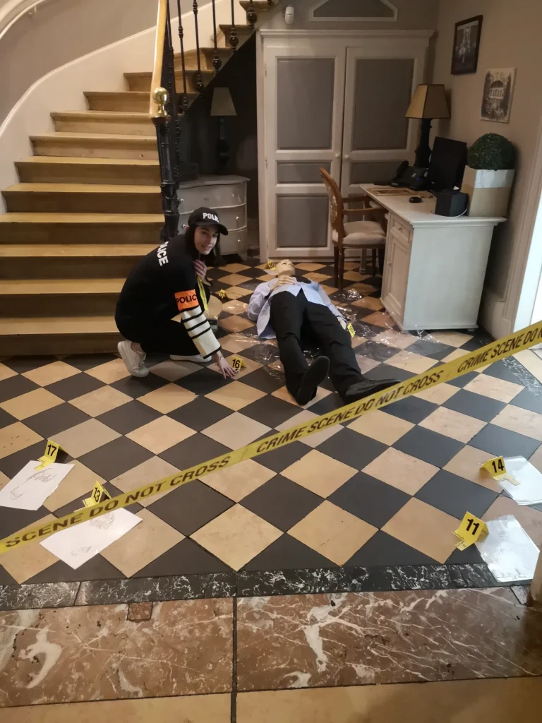 Le hall du château de Villersexel transformé en scène de crime