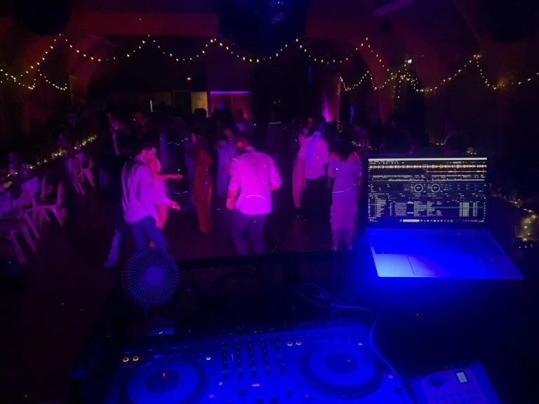 piste-de-danse-et-guirlandes-lumineuses-vues-depuis-la-regie-du-dj-lors-d-une-soiree-animee-par-10torsions