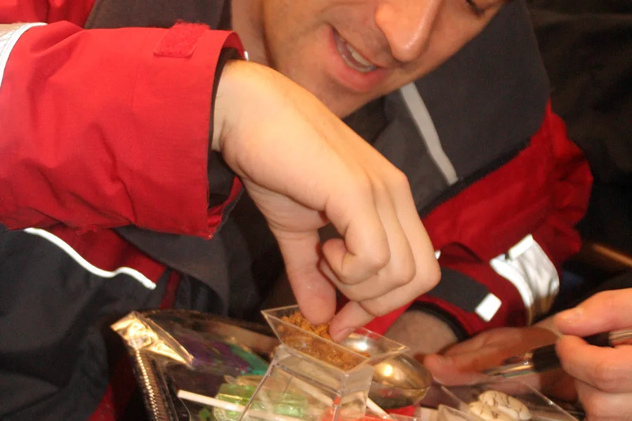 degustation-d-insectes-proposee-par-10torsions-lors-d-un-evenement-d-entreprise-en-suisse