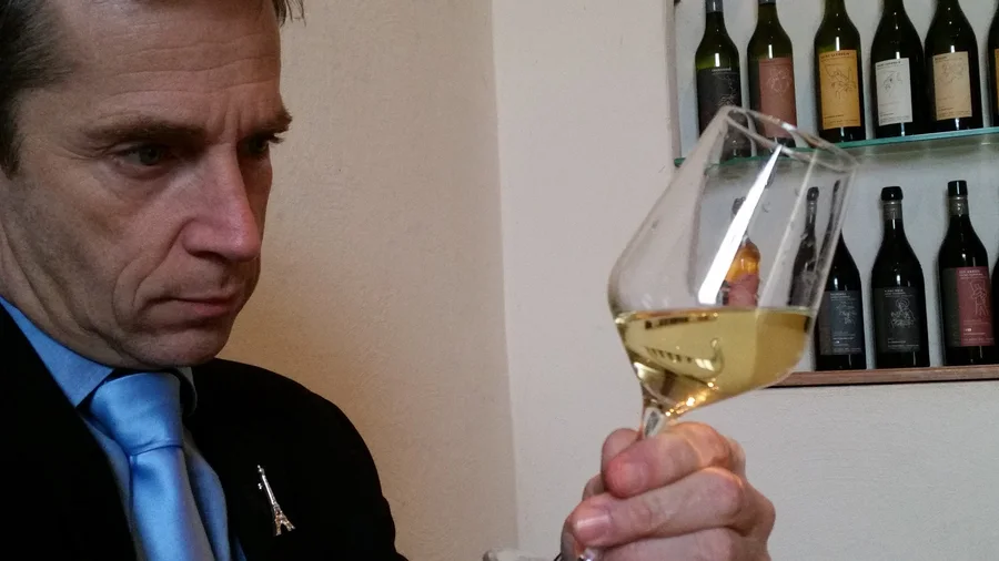 comedien-de-l-enquete-meurtre-at-the-wine-company-animee-par-10torsions-en-suisse