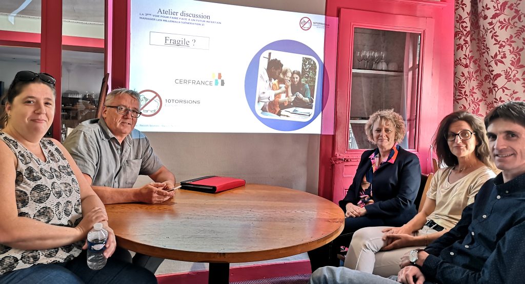 Atelier discussion 10Torsions chez Cerfrance sur le management des millenials, cinq participants autour d’une table devant la diapositive projetée