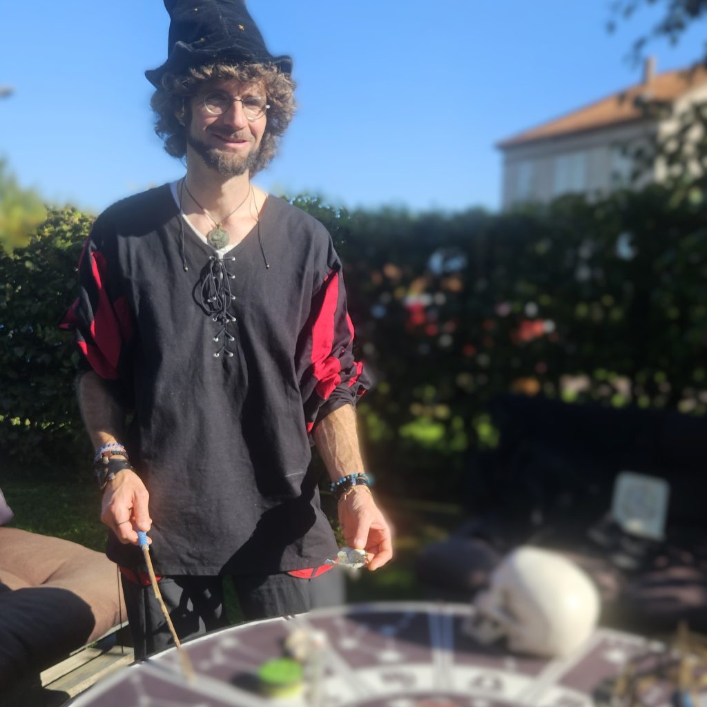 Escape enquête en entreprise chez Colin Ingrédients, à Saint-Hippolyte dans le Doubs : un comédien de 10Torsions en costume de mage tient l’un des indices.