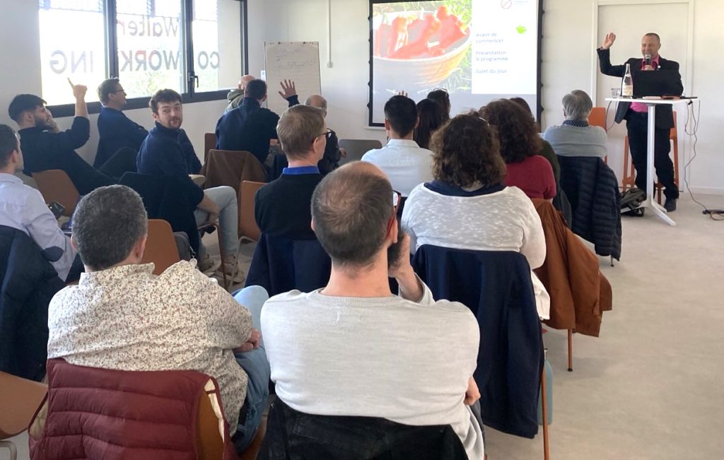 Atelier 10Torsions sur la gestion du temps, salle de coworking, l’intervenant devant une quinzaine de participants assis