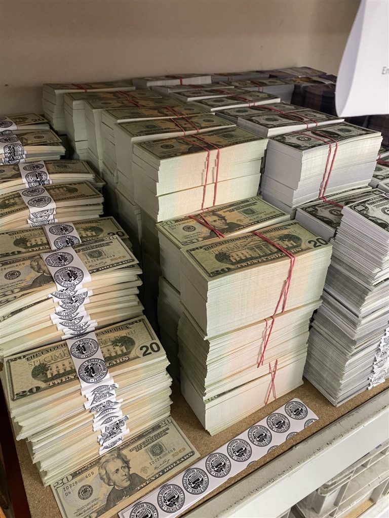 Liasses de faux billets, accessoires d un serious game