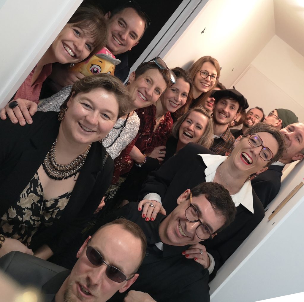 Photo de groupe à la fin de « Tragique Méprise », une murder party de 10Torsions jouée dans le Jura en janvier 2026.